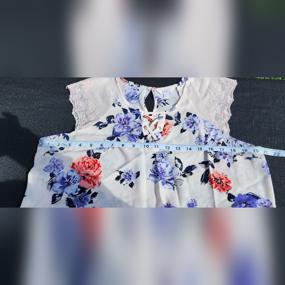 Candie's floral top - Picture 6 of 7